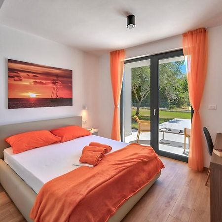 Villa Solis-Modern Villa For A Romantic Retreat, Heated Pool Ližnjan Buitenkant foto