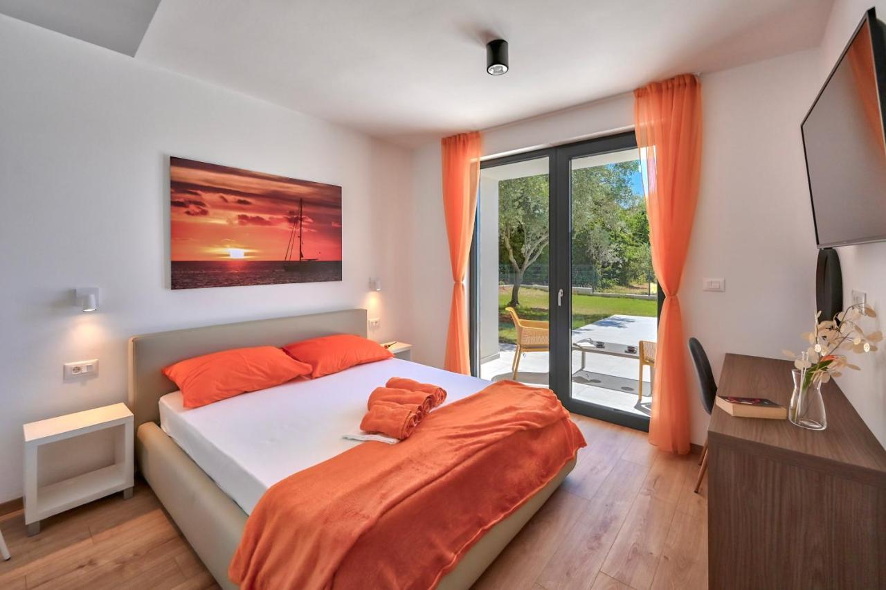 Villa Solis-Modern Villa For A Romantic Retreat, Heated Pool Ližnjan Buitenkant foto