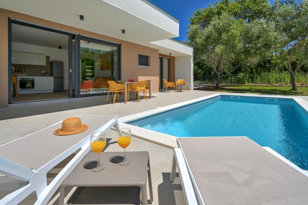 Villa Solis-Modern Villa For A Romantic Retreat, Heated Pool Ližnjan Buitenkant foto