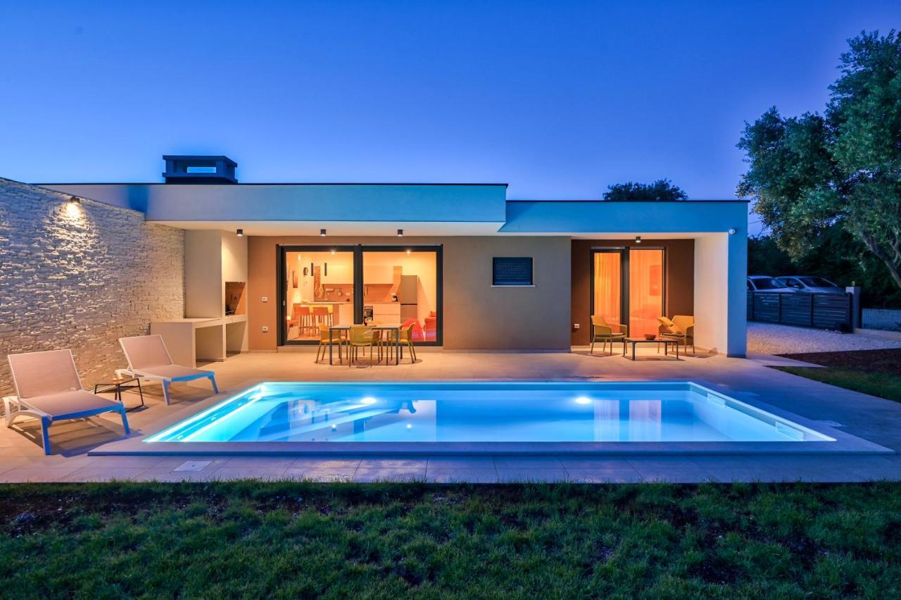 Villa Solis-Modern Villa For A Romantic Retreat, Heated Pool Ližnjan Buitenkant foto