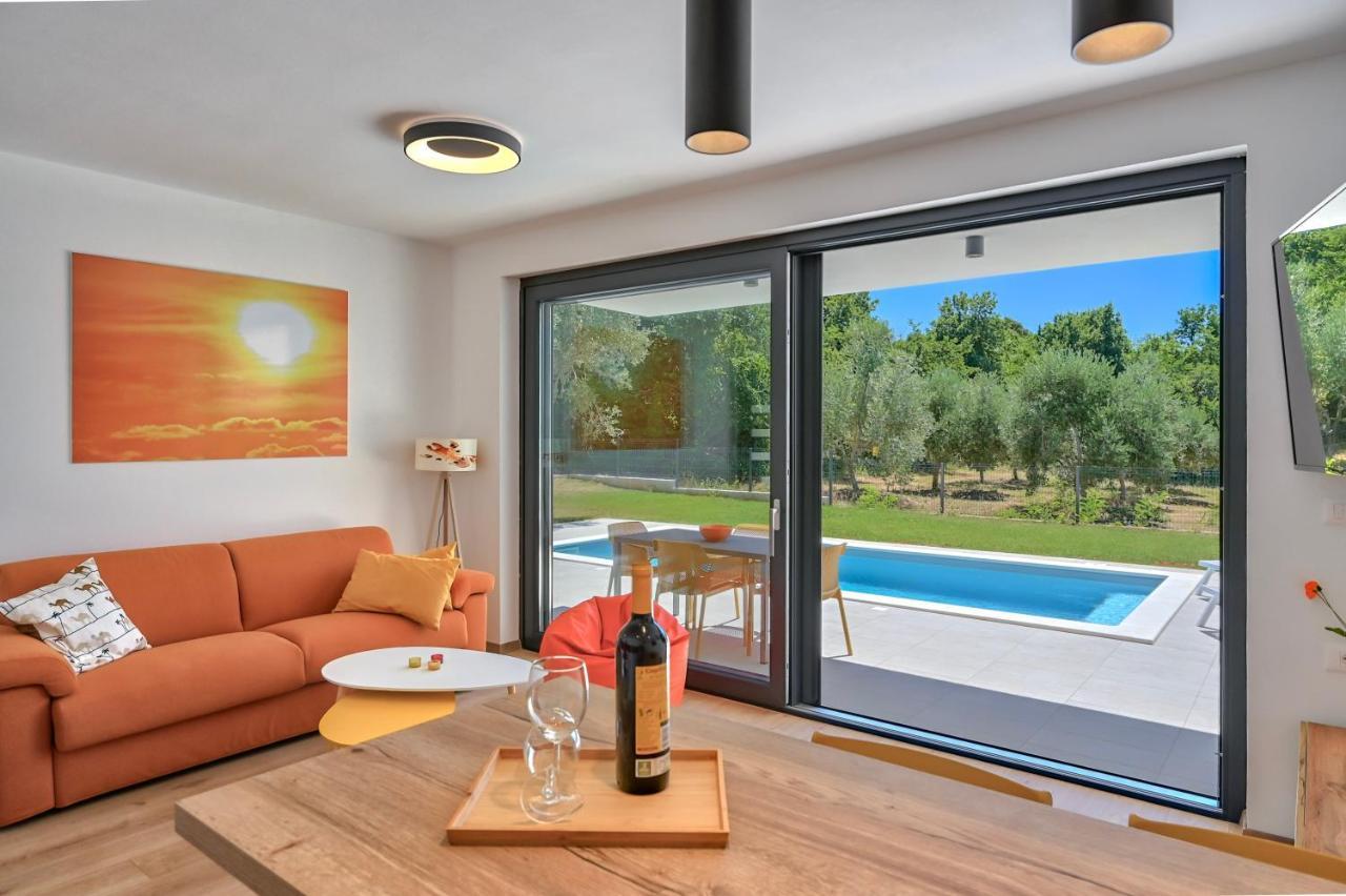 Villa Solis-Modern Villa For A Romantic Retreat, Heated Pool Ližnjan Buitenkant foto