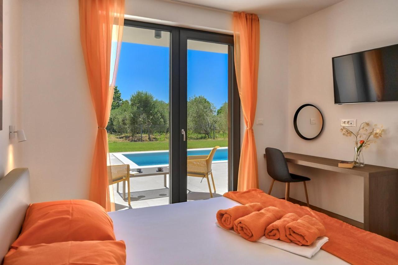 Villa Solis-Modern Villa For A Romantic Retreat, Heated Pool Ližnjan Buitenkant foto