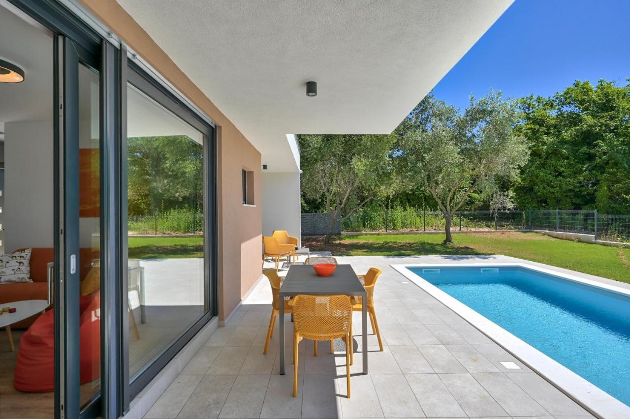 Villa Solis-Modern Villa For A Romantic Retreat, Heated Pool Ližnjan Buitenkant foto