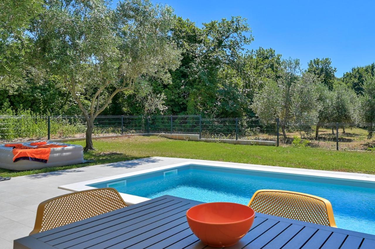 Villa Solis-Modern Villa For A Romantic Retreat, Heated Pool Ližnjan Buitenkant foto